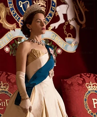 claire-foy-de-retour-dans-the-crown-en-robe-blanche